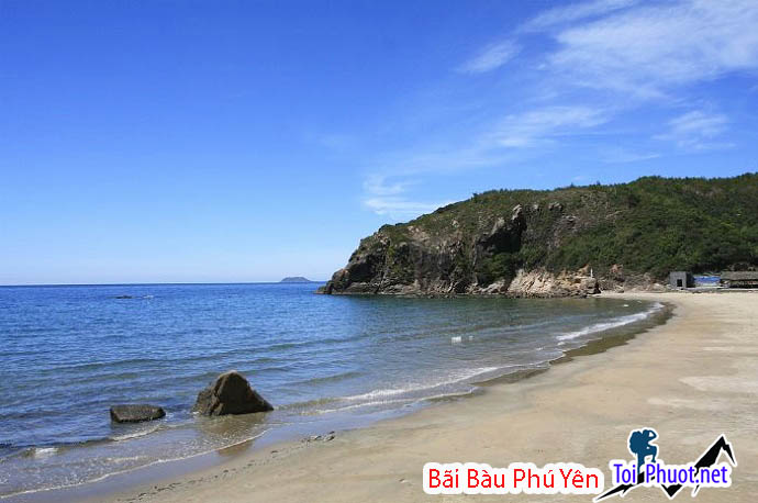 Bãi Bàu Phú Yên có biển trong xanh và lặn sóng