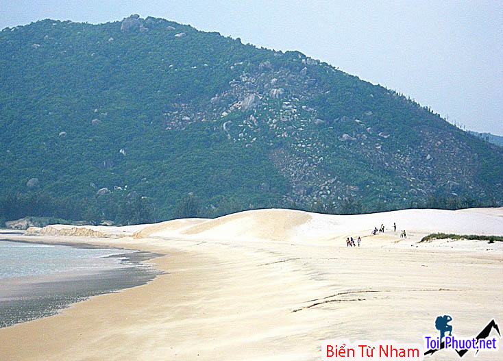 Bờ cát trắng mịn trãi dài ở Biển Từ Nham