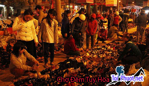 Chợ Đêm Tuy Hòa một điểm đến hấp dẫn Gian hàng giày dép ở Chợ Đêm Tuy Hòa