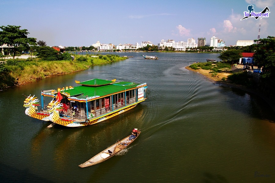 Đi thuyền trên sông Hương khám phá toàn bộ thành phố Huế bằng thuyền rồng Huế (3)