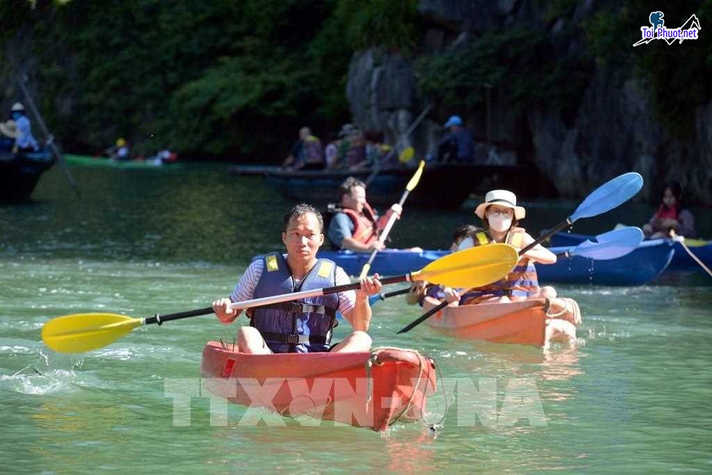 Dịch vụ chèo kayak trên vịnh Ninh Vân Thiên Đường Nghỉ Dưỡng Hoang Sơ Của Nha Trang (1)