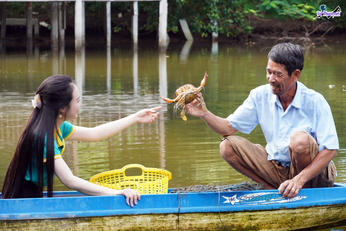 Dịch vụ thuê ca nô tham quan khu rừng ngập mặn trải nghiệm dỡ cua bắt cá cùng người dân (3)