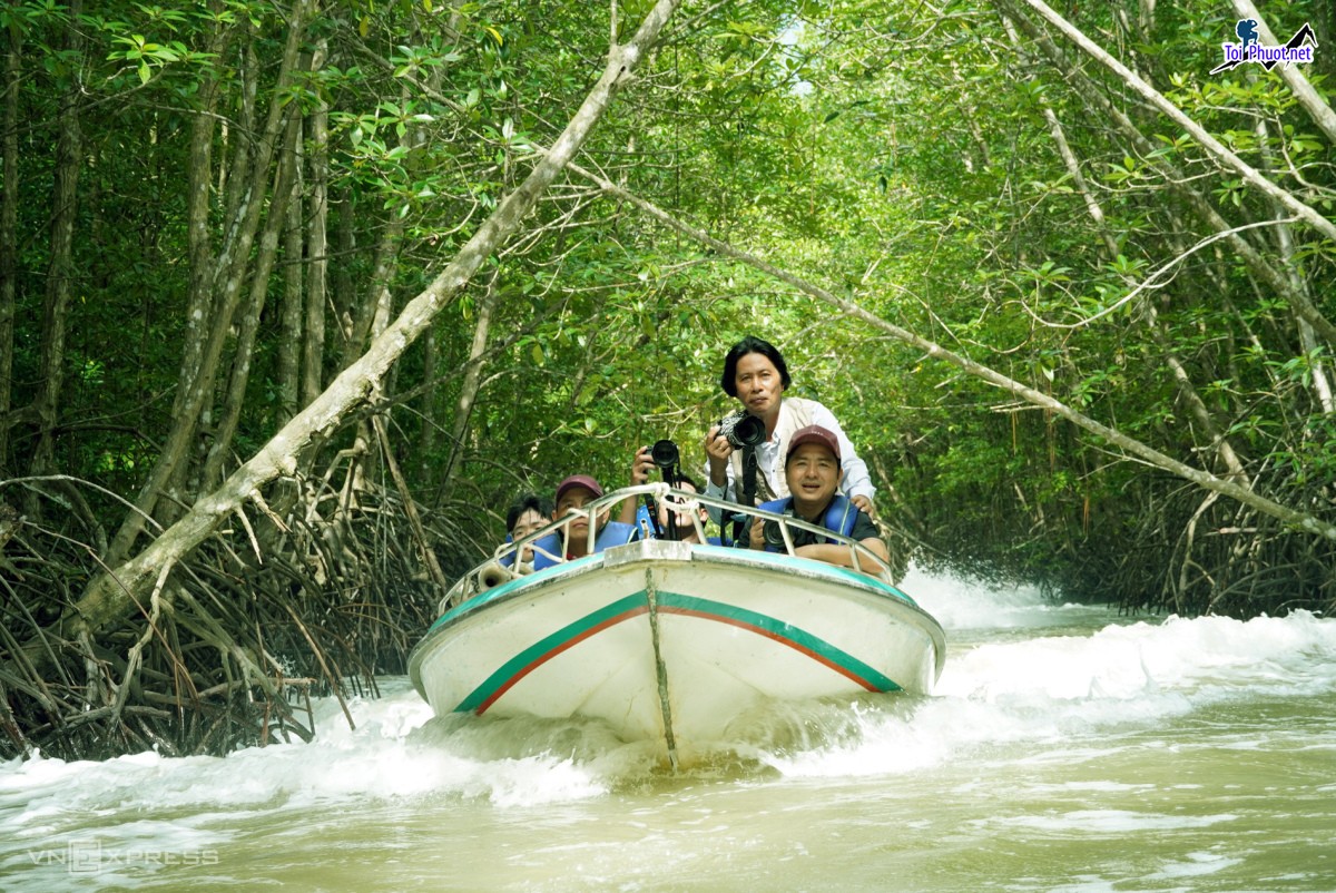 Dịch vụ thuê ca nô tham quan khu rừng ngập mặn trải nghiệm dỡ cua bắt cá cùng người dân (4)