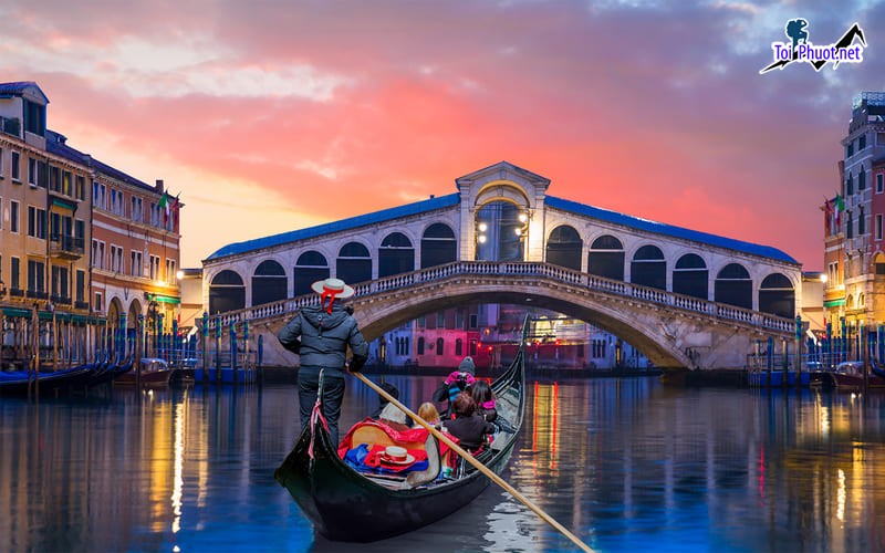 Dịch vụ vận chuyển bằng thuyền gondola Chiếc thuyền quốc dân tại thành phố nổi Venice (1)