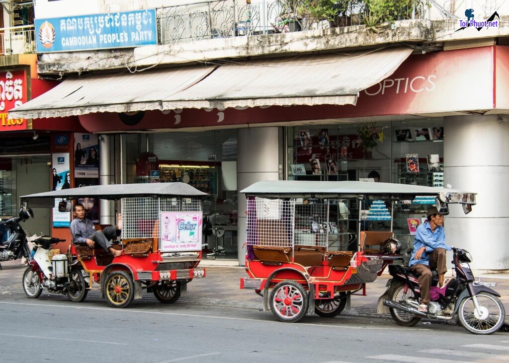 Dịch vụ vận chuyển nội thành bằng xe tuk tuk khám phá mọi ngóc ngách thành phố (1)