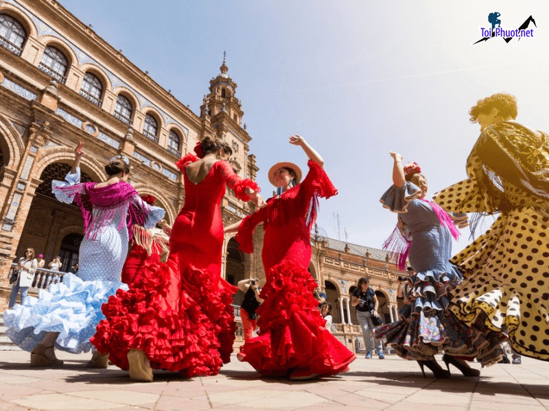 Theo truyền thống, flamenco là một loại hình nghệ thuật đầy kịch tính, kể câu chuyện qua ngôn ngữ cơ thể của các vũ công  Những động tác dậm mạnh, âm nhạc lôi cuốn cùng kiểu tóc cầu kỳ, trang phục  (1)