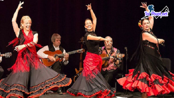 Theo truyền thống, flamenco là một loại hình nghệ thuật đầy kịch tính, kể câu chuyện qua ngôn ngữ cơ thể của các vũ công Những động tác dậm mạnh, âm nhạc lôi cuốn cùng kiểu tóc cầu kỳ, trang phục (1)