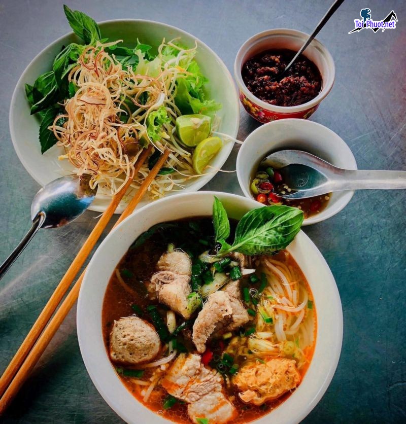 Top 10 Quán bún bò Huế ngon ở Hà Tĩnh vang danh tứ phương (4)