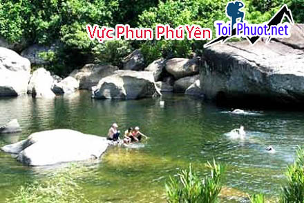 Hoạt động tắm suối ở Vực Phun Phú Yên