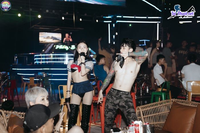 Top 10 Quán bar nổi tiếng nhất Quảng Ninh âm thanh ánh sáng hiện đại (4)