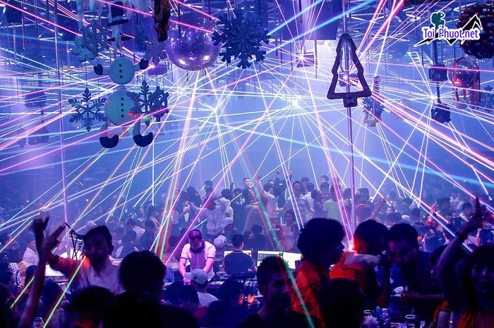 Top 6 Quán bar nổi tiếng nhất Kon Tum âm nhạc sống động dj bốc lửa (3)