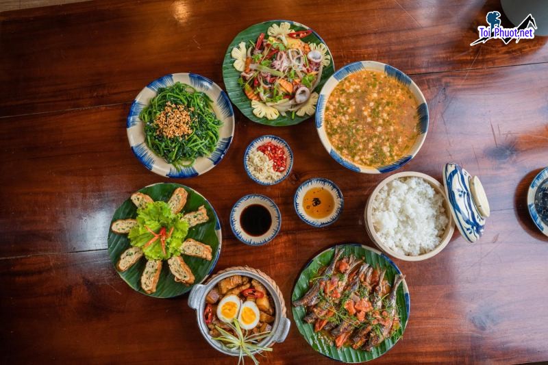 Top 9 Quán cơm ngon nhất Kon Tum không gian quán sạch sẽ (2)