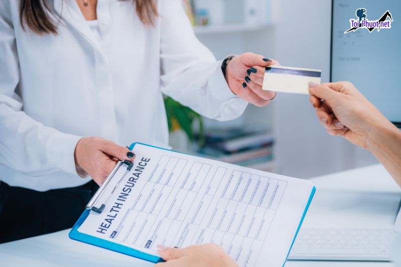 What types of student insurance are available in the US (2)